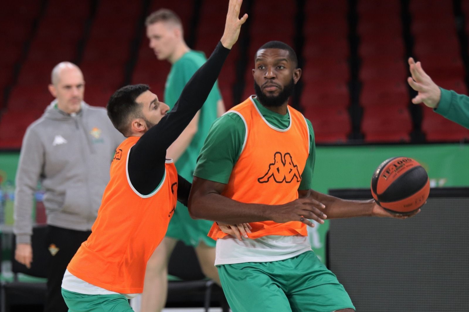 Vitto Brown, uno de los verdiblancos más en forma, se entrena junto a Cvetkovic.