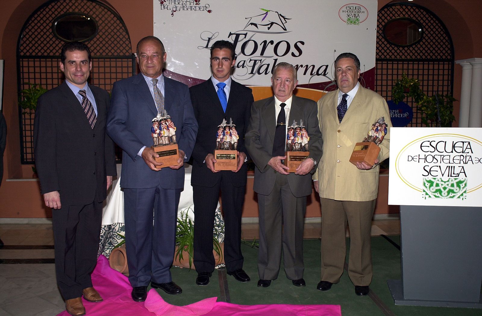 Entrega de los IV Premios taurinos Taberna del Alabardero en 2005. En la imagen Borja  Domecq, El Fandi, Rafael Chicuelo y Ángel Guzmán.