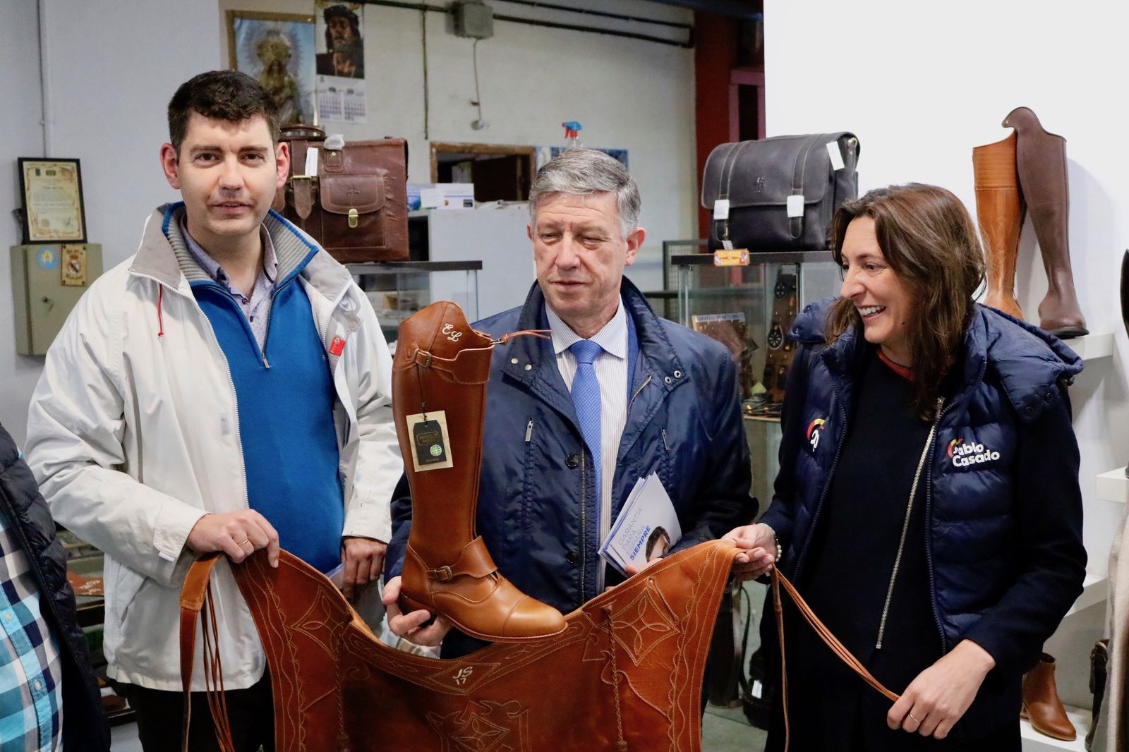 Manolo Cayuela, Carmelo Romero y Loles López, ayer, en Valverde.