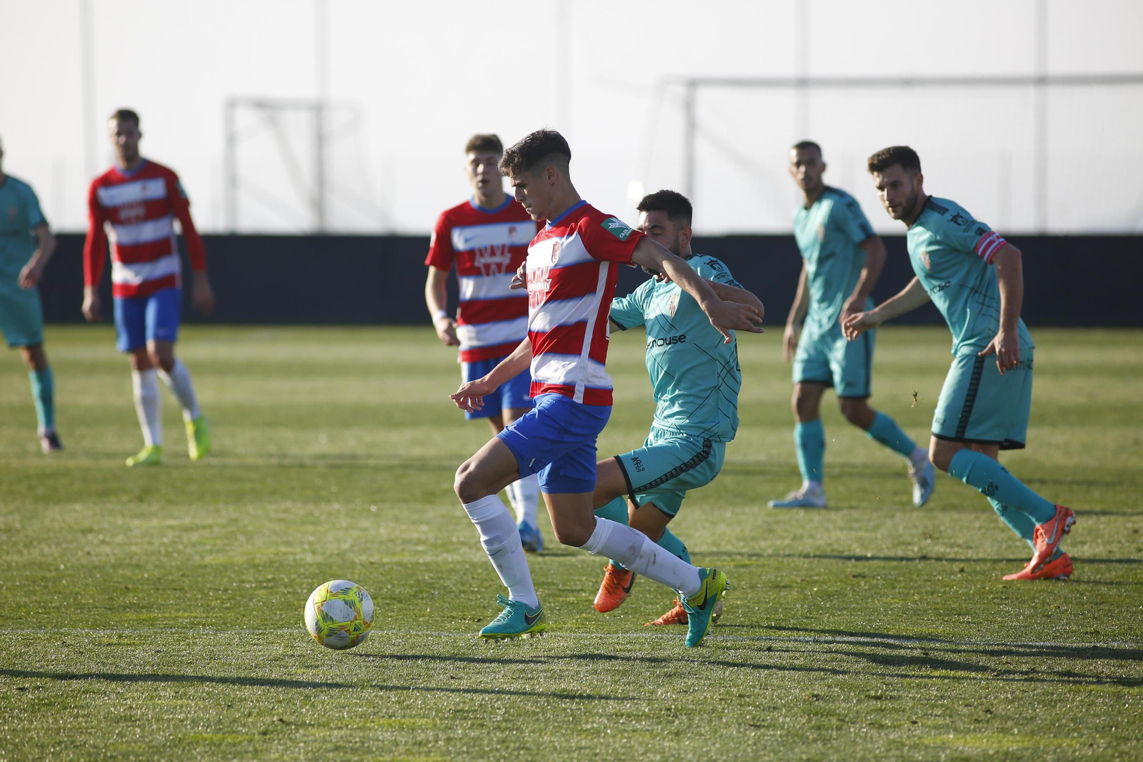 Pepe protege el esférico durante un partido con el filial