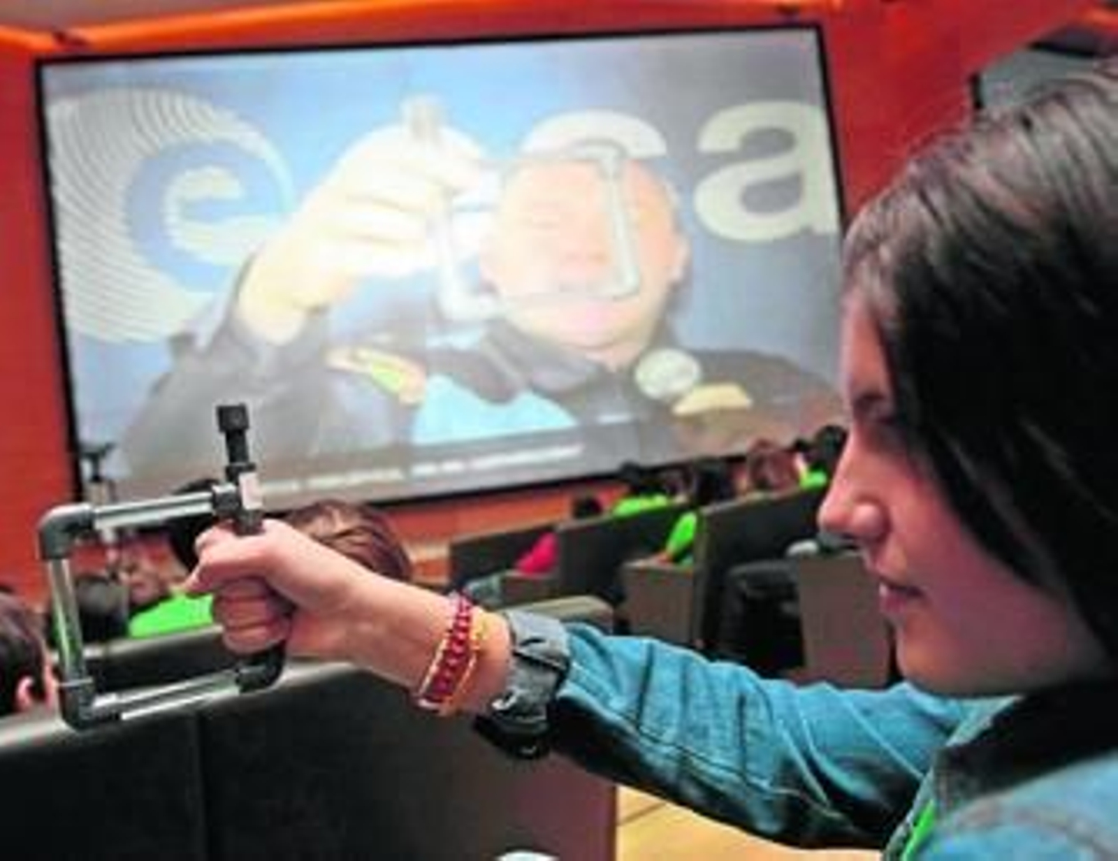 Varios momentos de la actividad en el museo científico granadino.