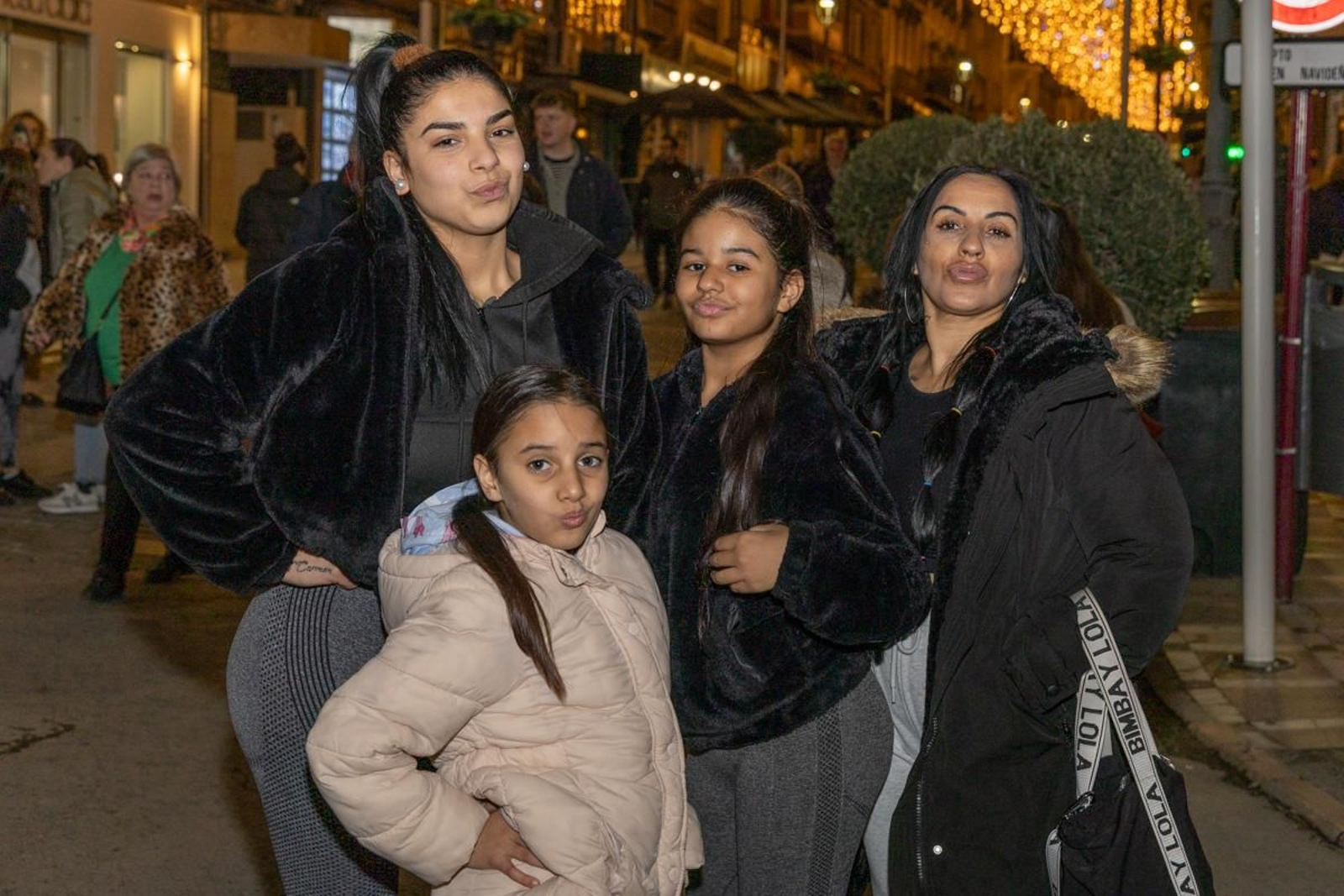 Los jienenses disfrutan de la magia de la Navidad recorriendo sus calles