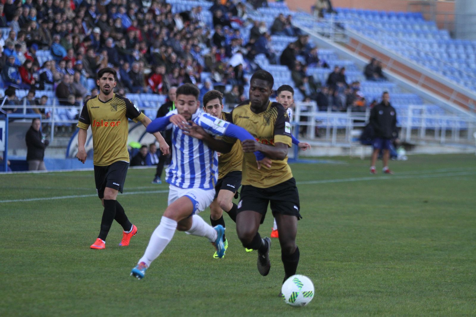 Iván Robles, en sus tiempos del Recre, pugna con Sana, un ex del Cádiz B.
