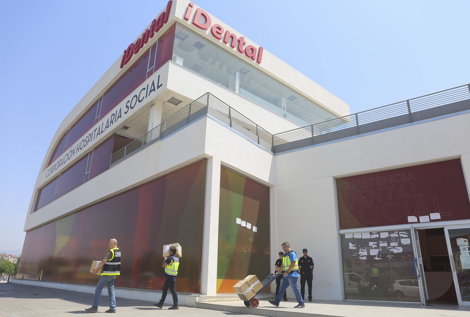 La Policía registra la clínica de iDental en Málaga