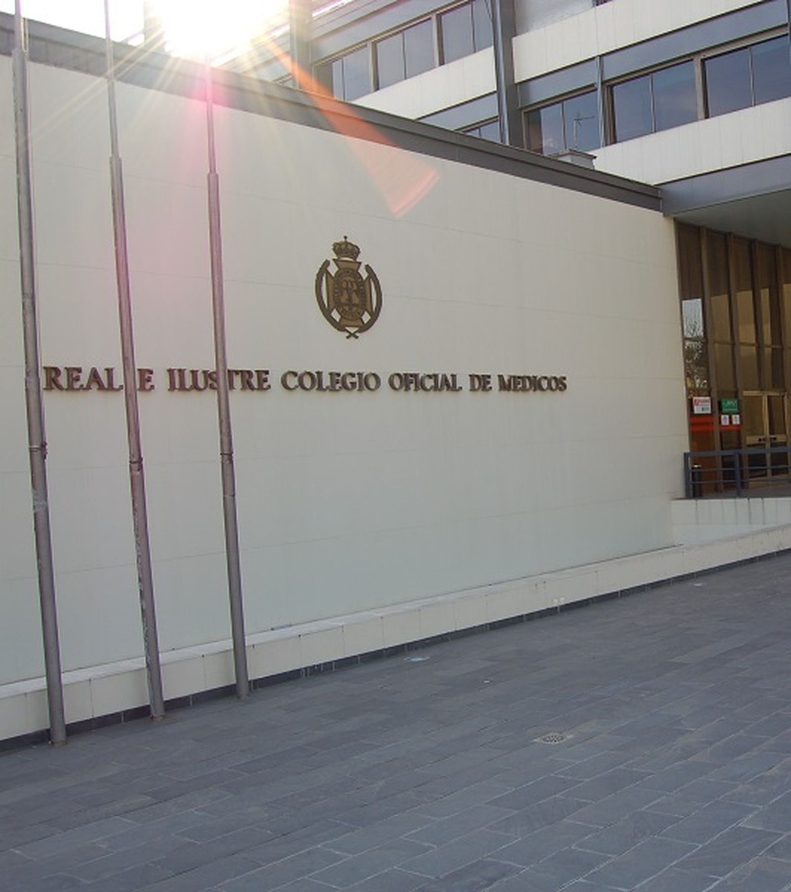 La fachada del Colegio de Médicos de Sevilla.