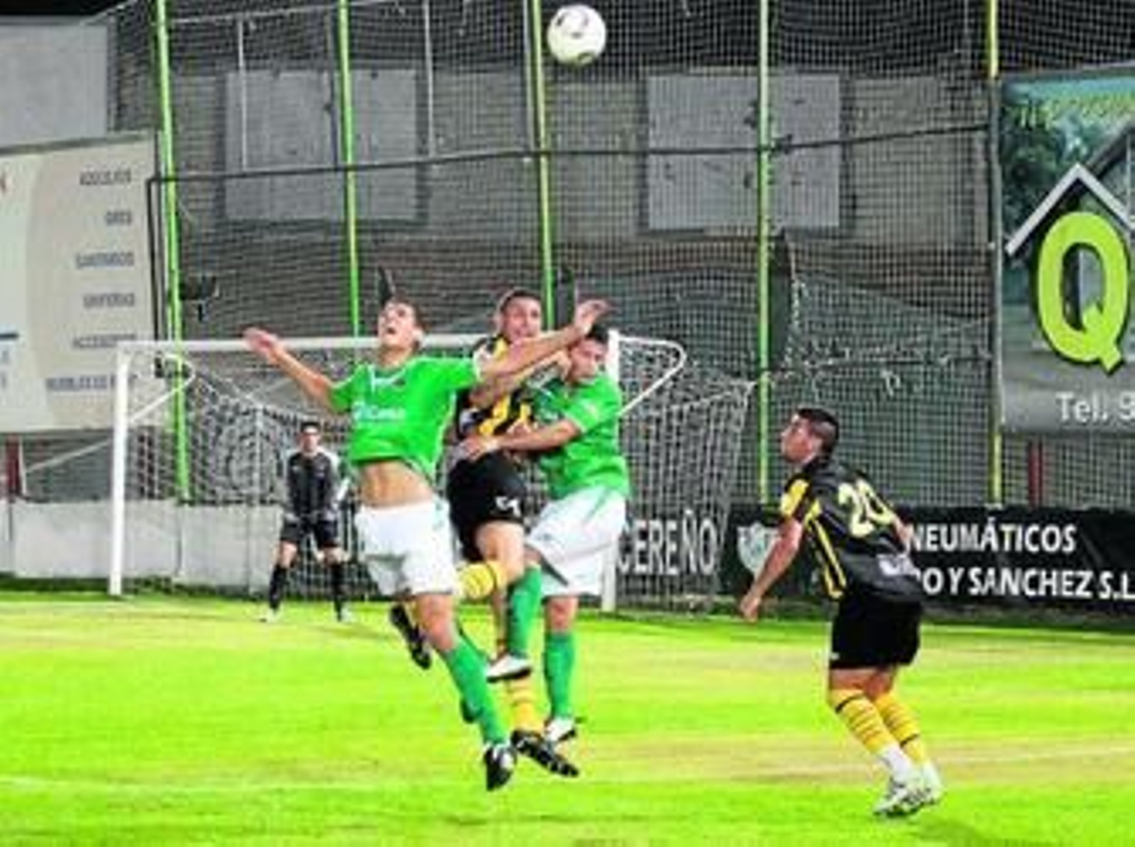 En la imagen, un lance del encuentro que disputaron anoche los aurinegros en Cáceres.