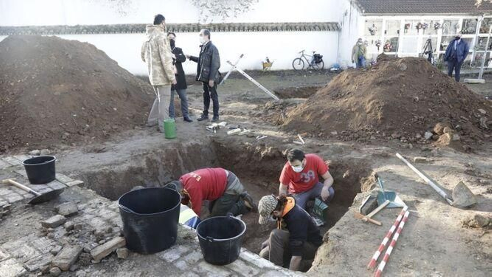 Catas previas a las exhumaciones en el cementerio de San Rafael.