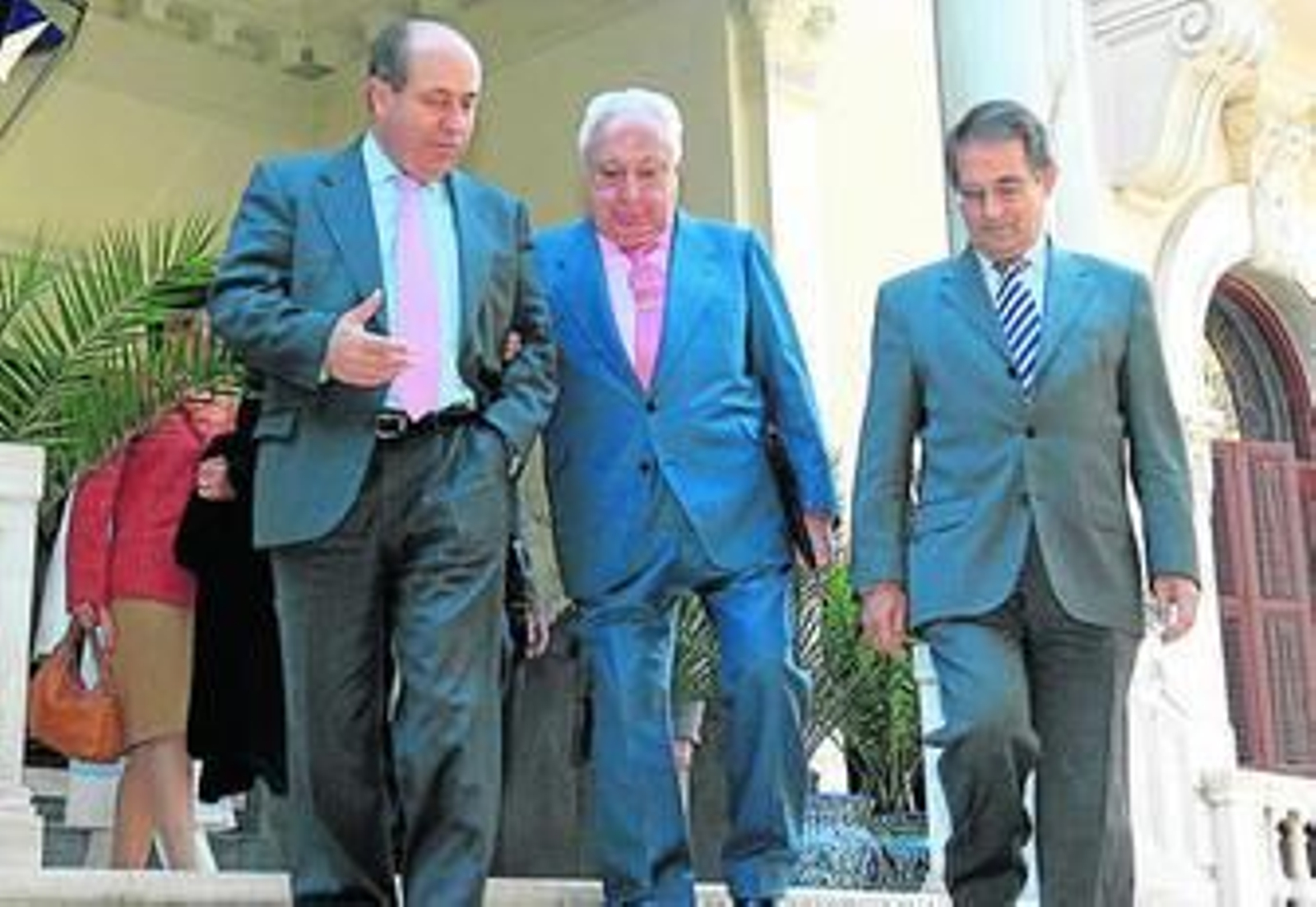 Jiménez de Parga (centro) conversa con el actual regidor de Granada, José Torres Hurtado, y Alfonso Marín Sicilia.