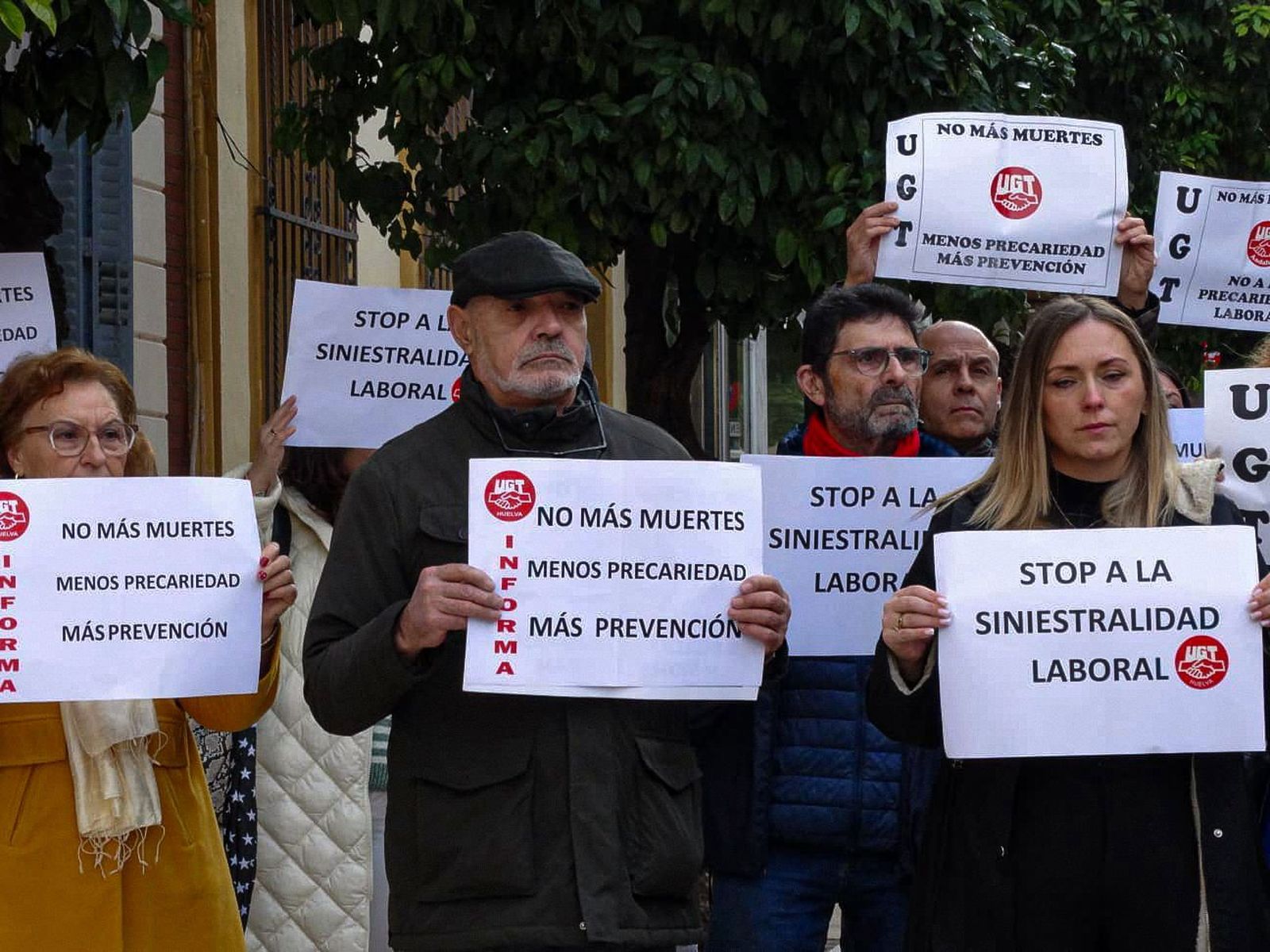 Fotografías del minuto de silencio en UGT por la muerte de un trabajador