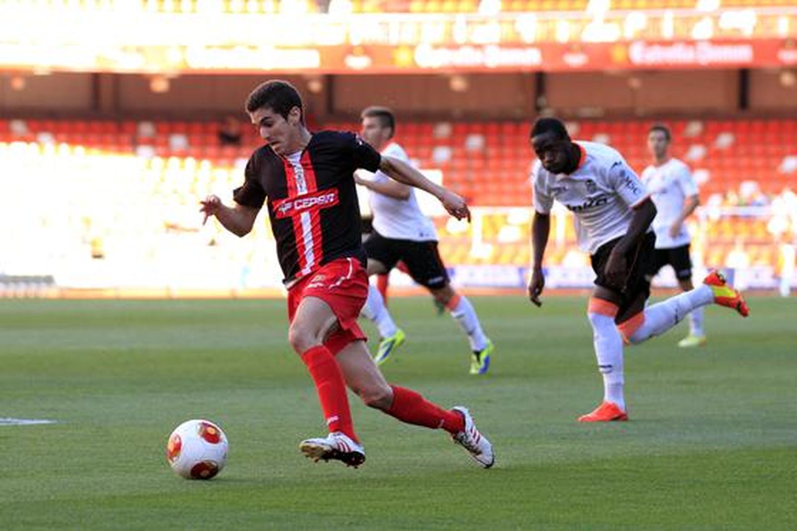 Los albirrojos consuman la pérdida de la categoría un año después de subir al caer en Valencia por 1-0

Foto: LOF