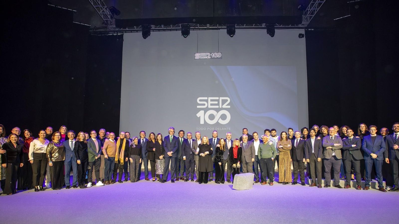 Foto de familia de invitados al centenario de Radio Sevilla Foto de familia de invitados al centenario de Radio Sevilla