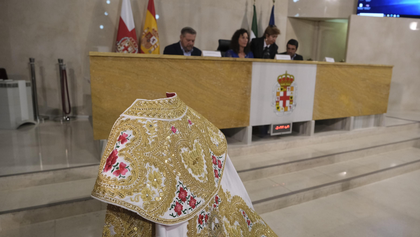 Imágenes de la entrega del capote de paseo de la feria taurina 2021 en honor a la Virgen del Mar, al torero Emilio de Justo