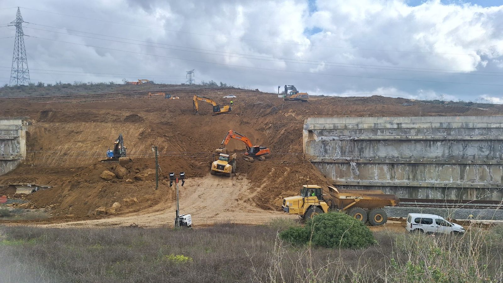 Las vías del AVE siguen cubiertas un mes después de la caída del talud.