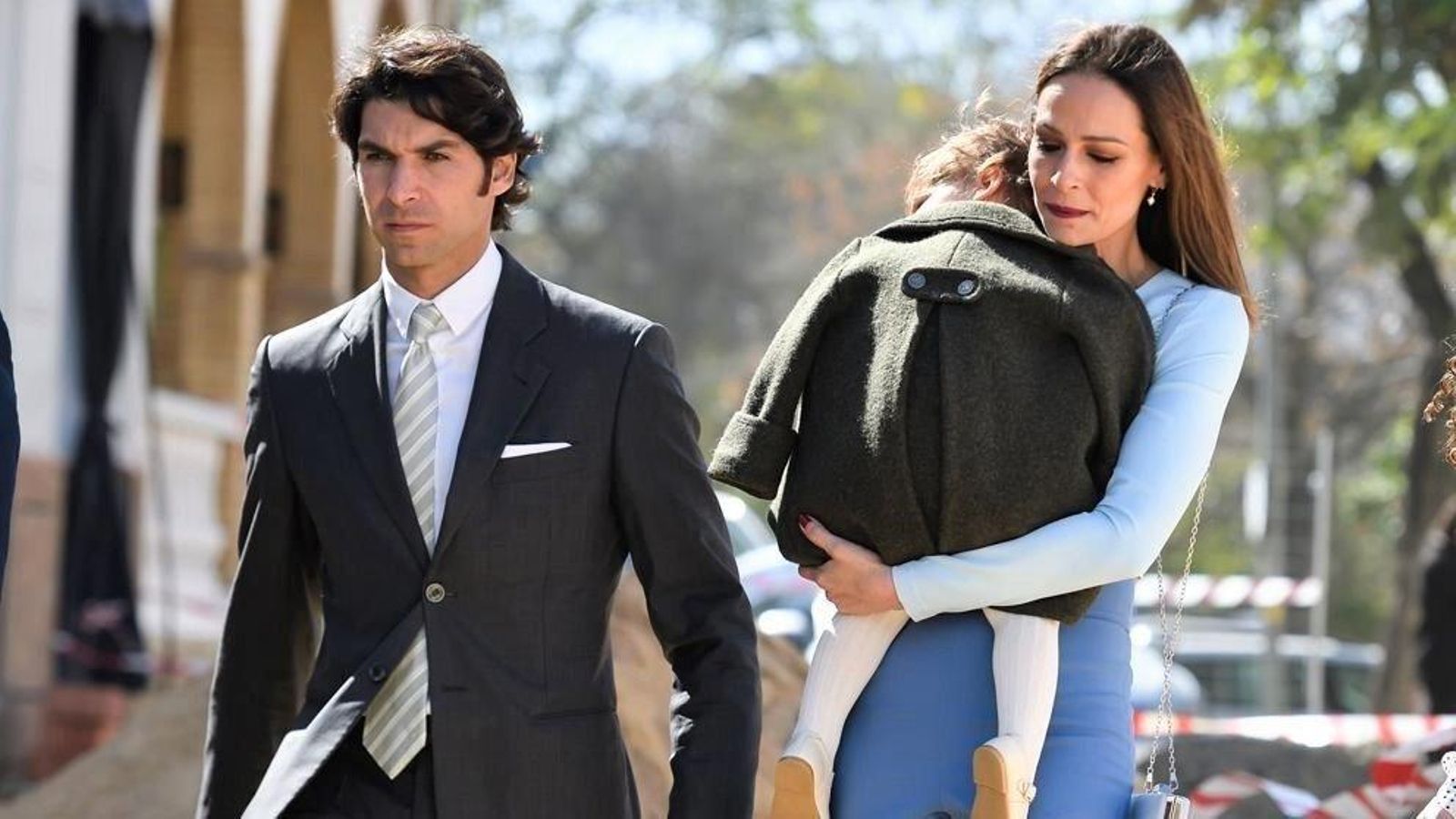 Cayetano Rivera y Eva González paseando con rostro serio