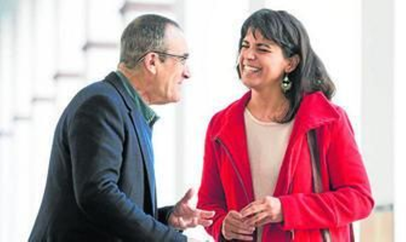 El magistrado y candidato de Podemos por Baleares, Juan Pedro Illanes, ayer con Teresa Rodríguez en el Parlamento.