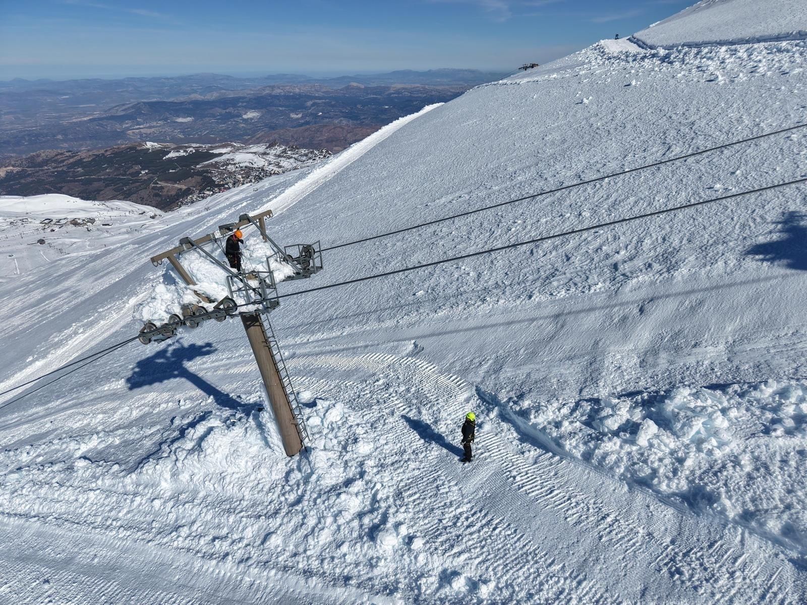 Trabajos de recuperación del telesilla Laguna, esta semana