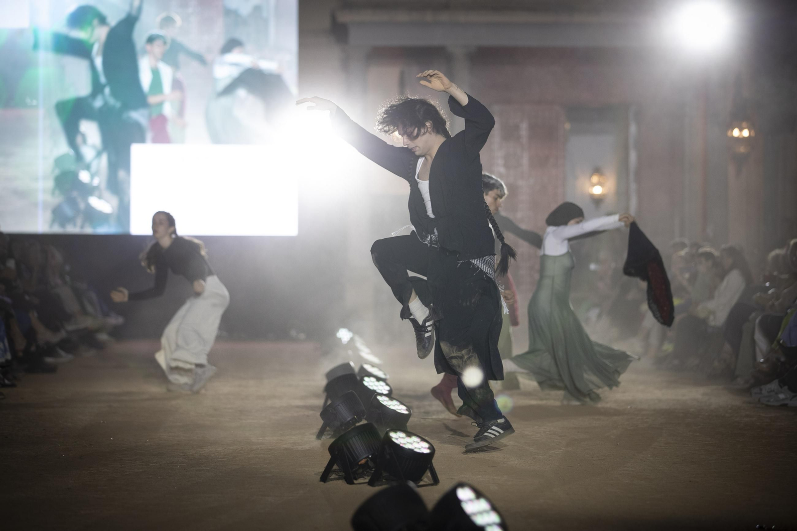 La creatividad de la colección Pouty deslumbra en la Pasarela Fortuny