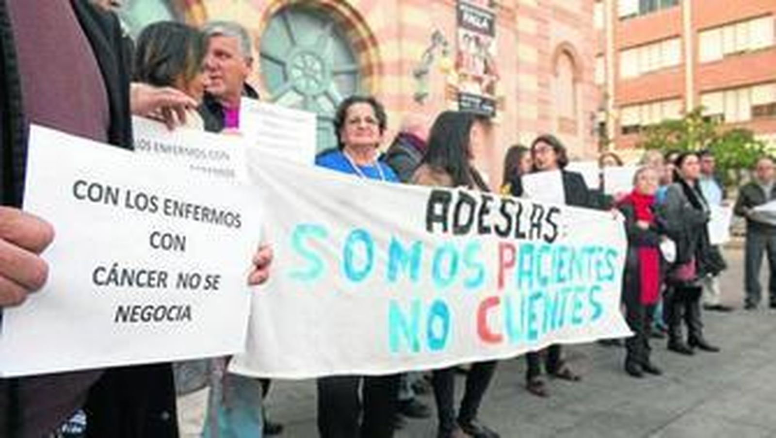 Pacientes afectados y familiares en la concentración que realizaron ayer a las puertas del Teatro Falla.