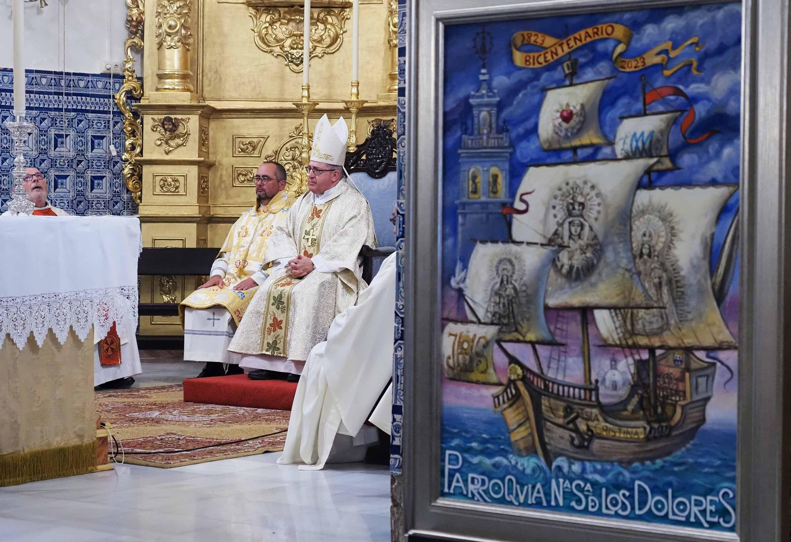 El Obispo de Huelva durante la misa, con el cartel del Bicentenario en primer término