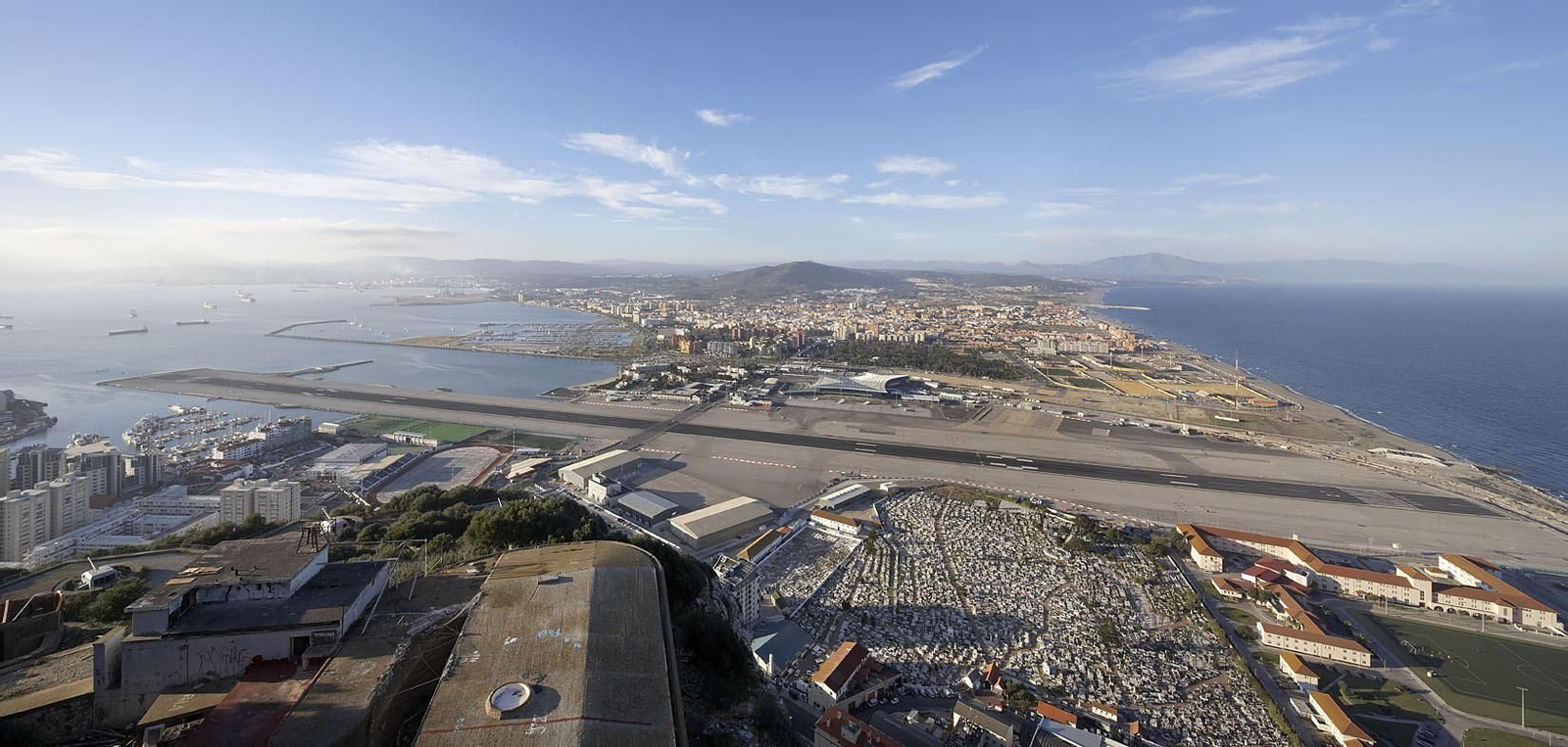 El aeropuerto de Gibraltar con La Línea al fondo.