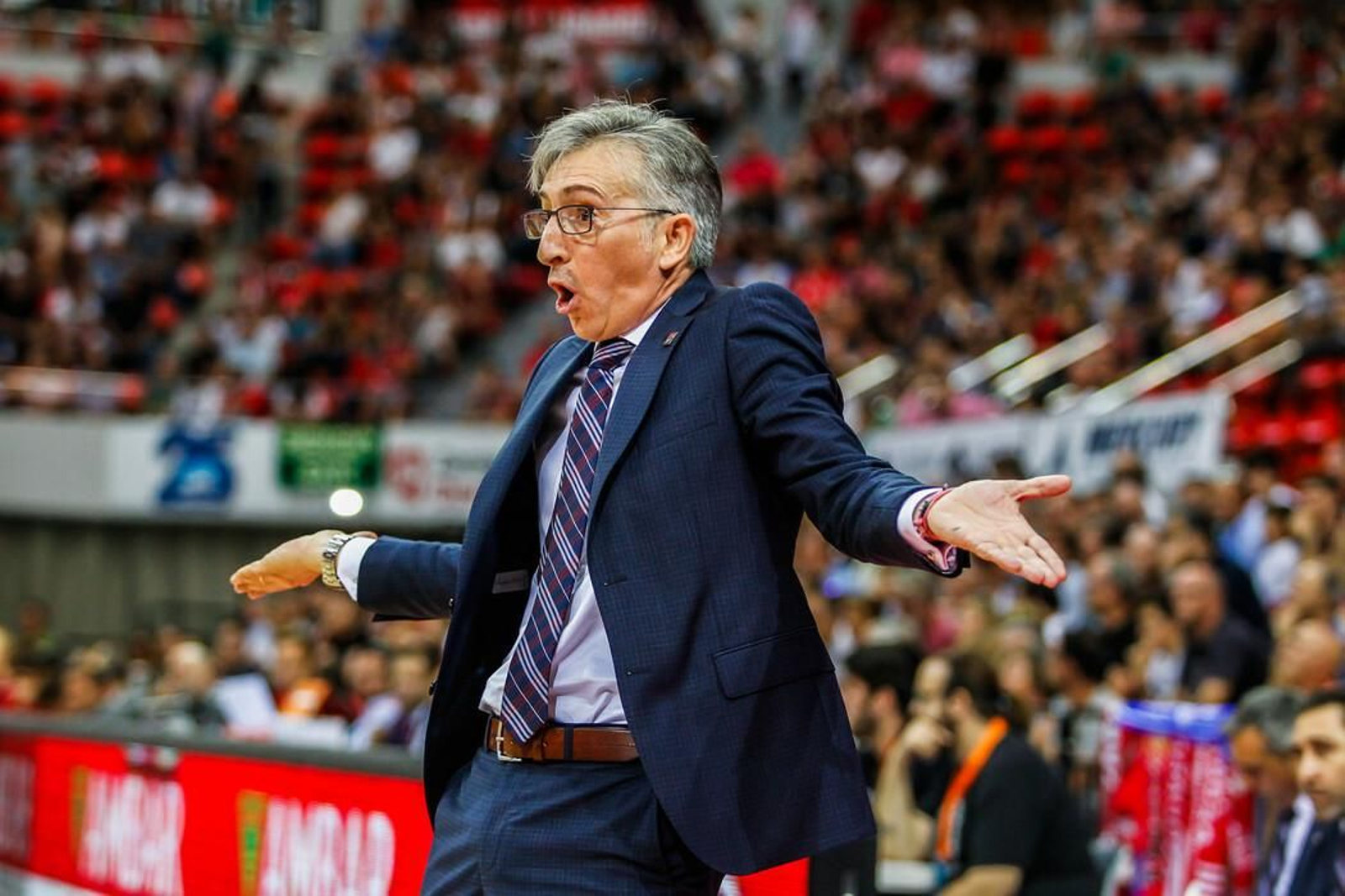 Moncho Fernández gesticula durante un partido.