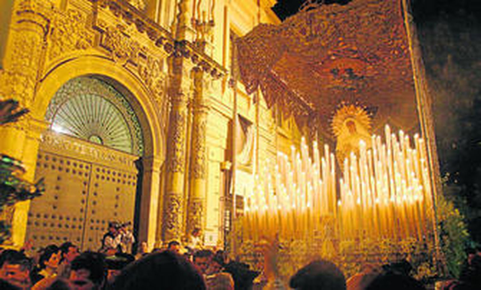 La Virgen de las Aguas pasa ante el Museo de Bellas Artes.