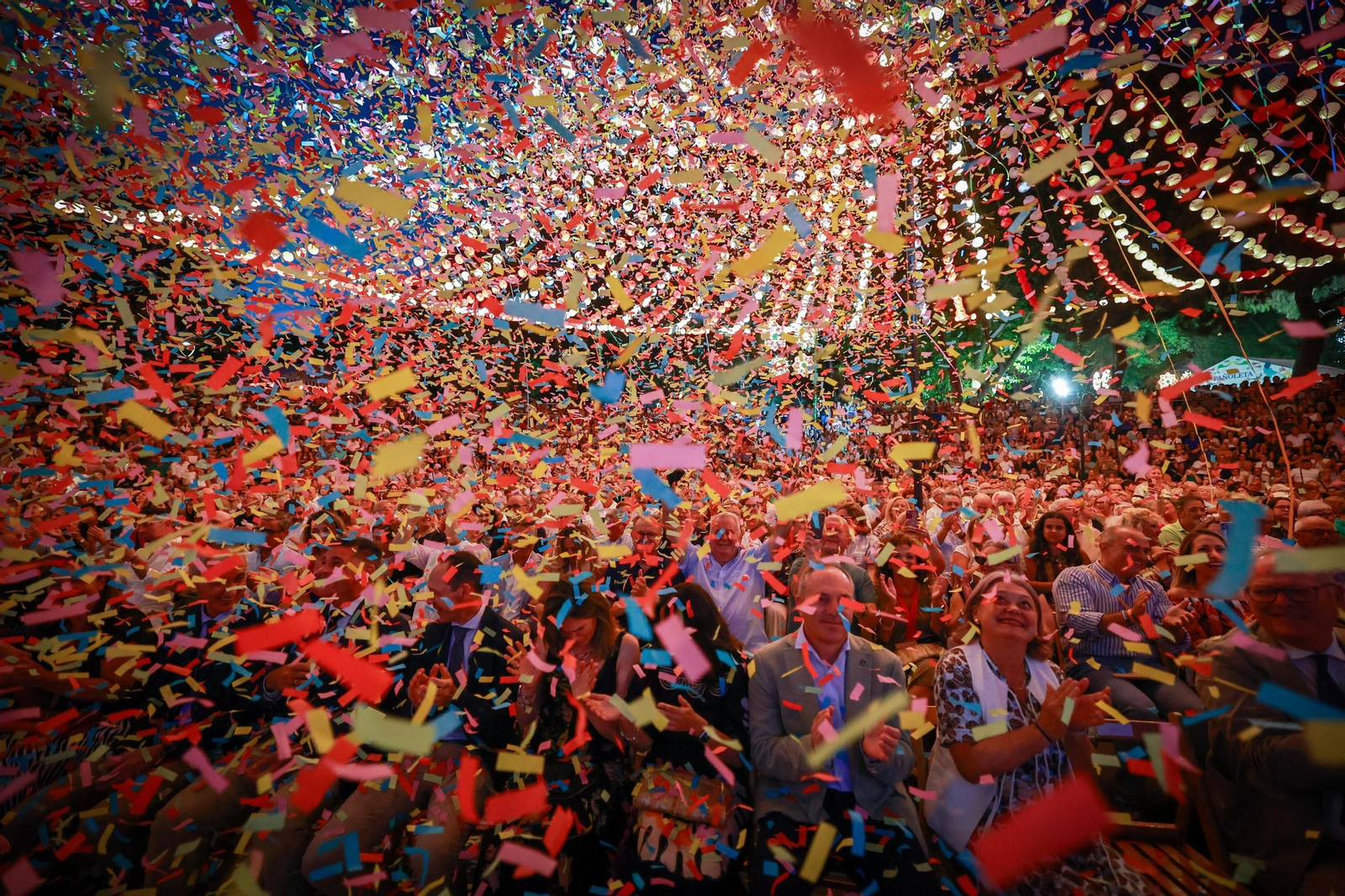 Lluvia de papelillos en el encendido del alumbrado de la Feria del Carmen y de la Sal 2025
