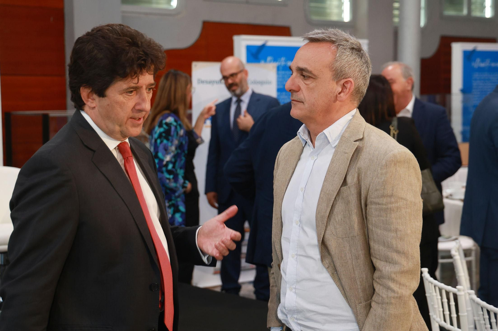 Imágenes del desayuno-coloquio de Huelva Información sobre 'Las energías claves para el hidrógeno verde: eólica y fotovoltaica'