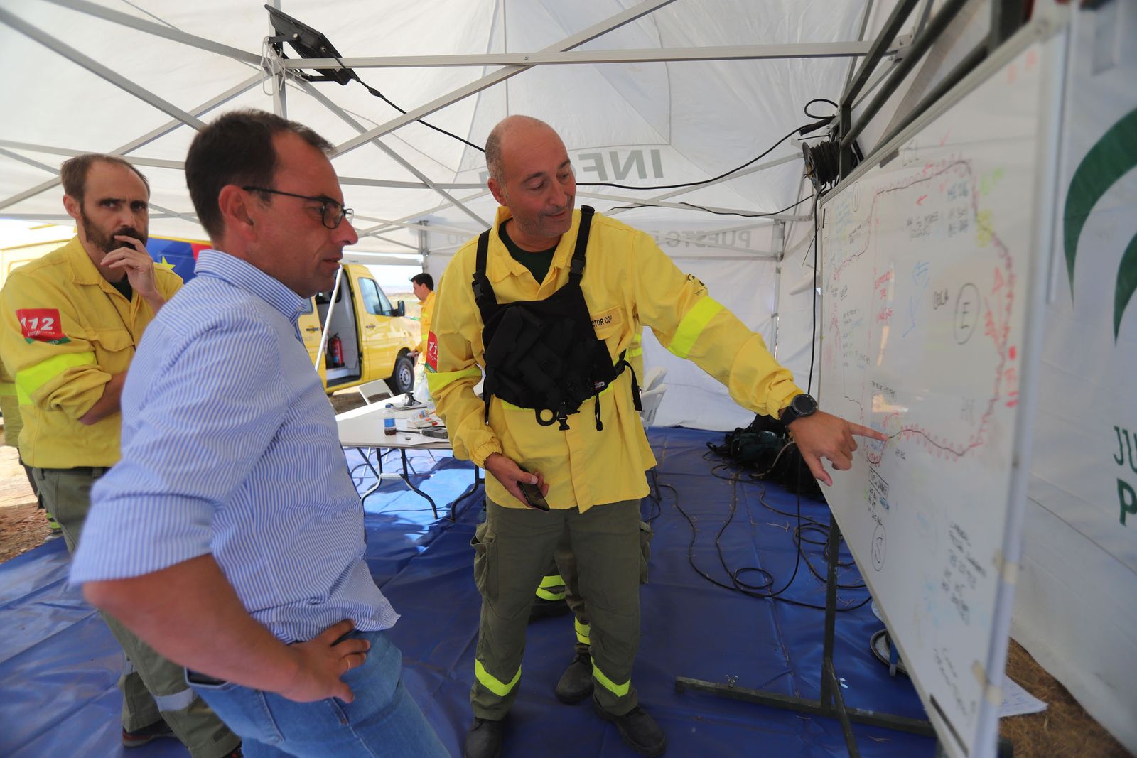 El director general de Medio Natural, Ángel Sánchez, sigue el curso del incendio desde el puesto de mando.