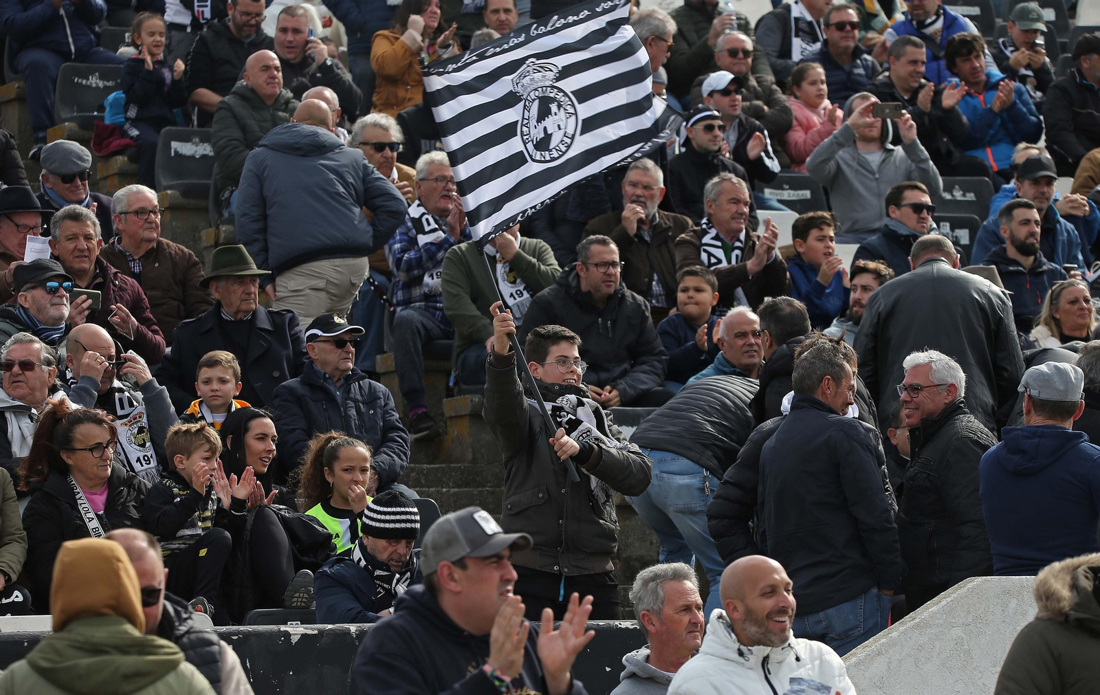 Fotos de la afición durante el Balona - Deportivo de La Coruña en el estadio municipal de La Línea