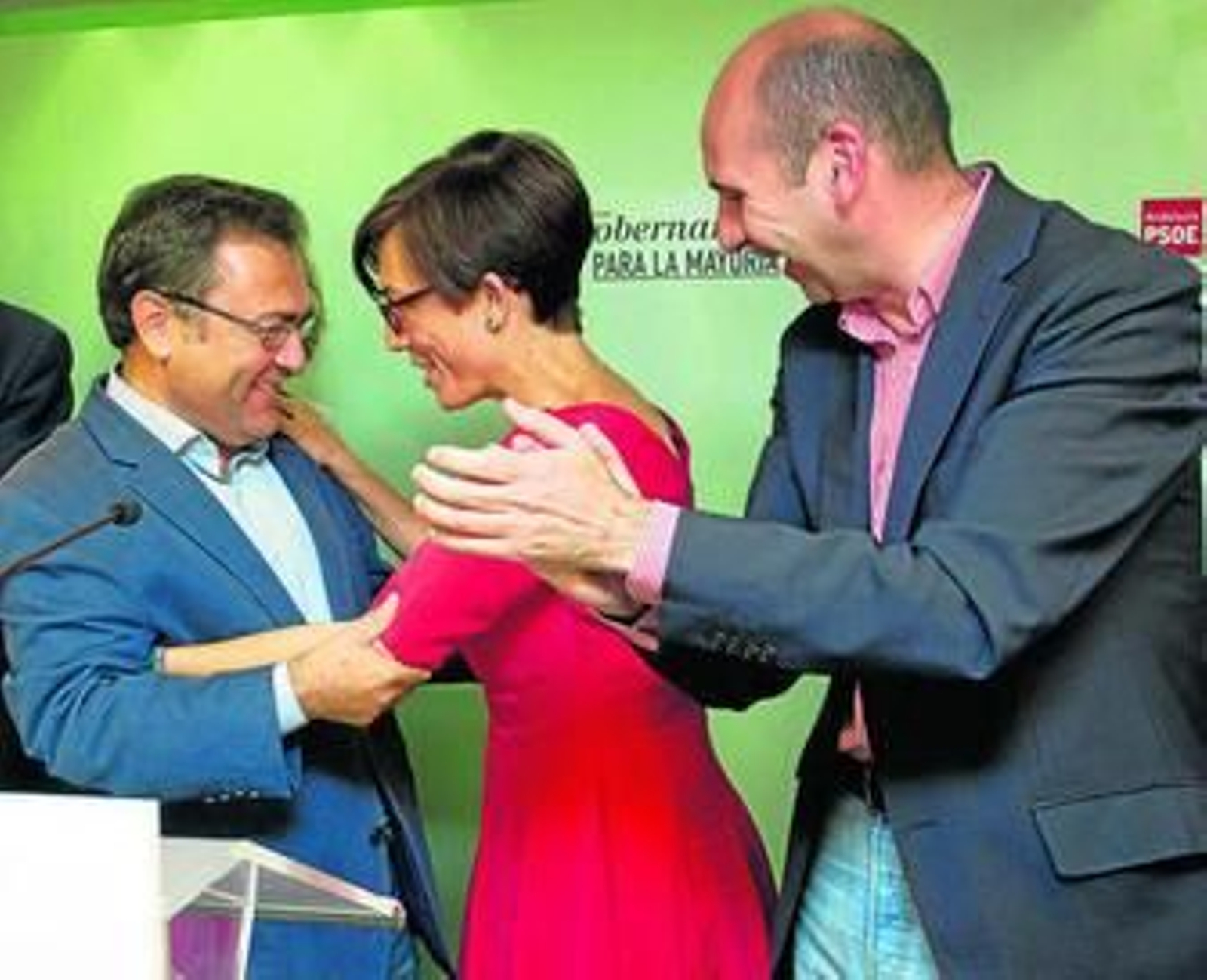 Heredia, Gámez y Conejo, celebrando los resultados, anoche en la sede del PSOE.