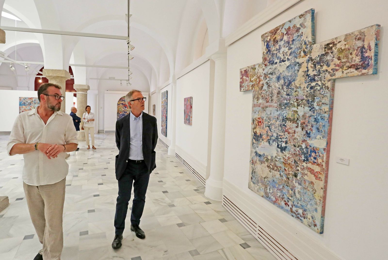 El ministro de Cultura visita la exposición 'Luces' en la Sala Pescadería Vieja.