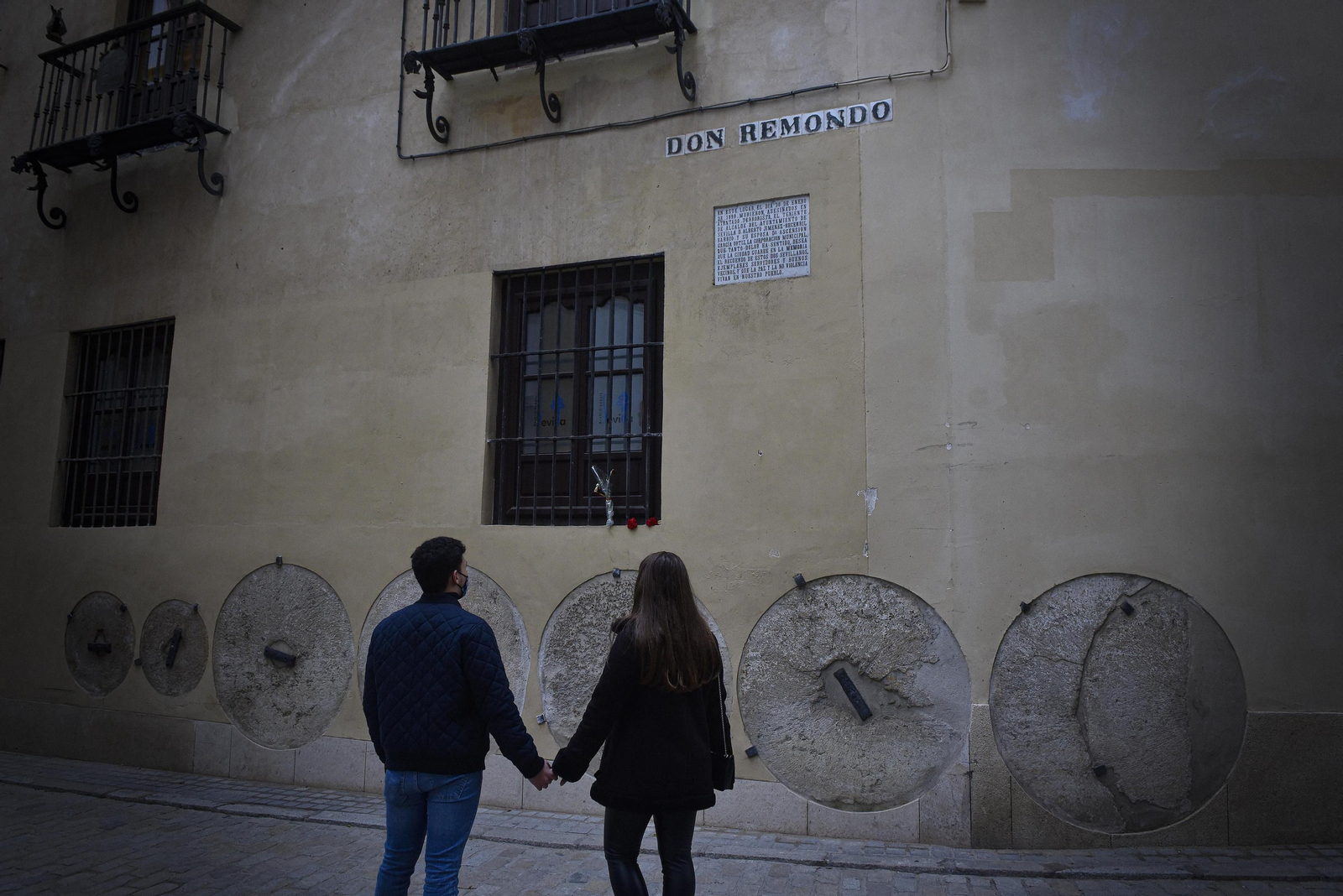 Una pareja en la calle don Remondo, en el lugar exacto del atentado.