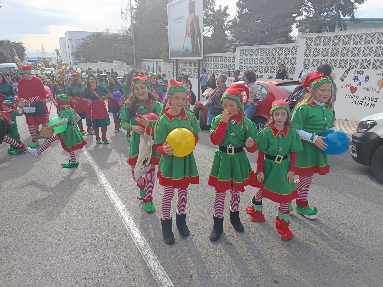 La ilusión de la cabalgata de los Reyes Magos recorre Tarifa en una mañana sin lluvia, en imágenes