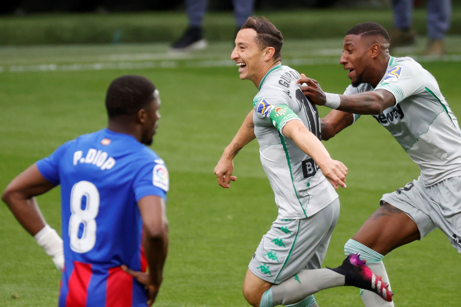 Guardado corre a celebrar su tempranero gol seguido por Emerson.