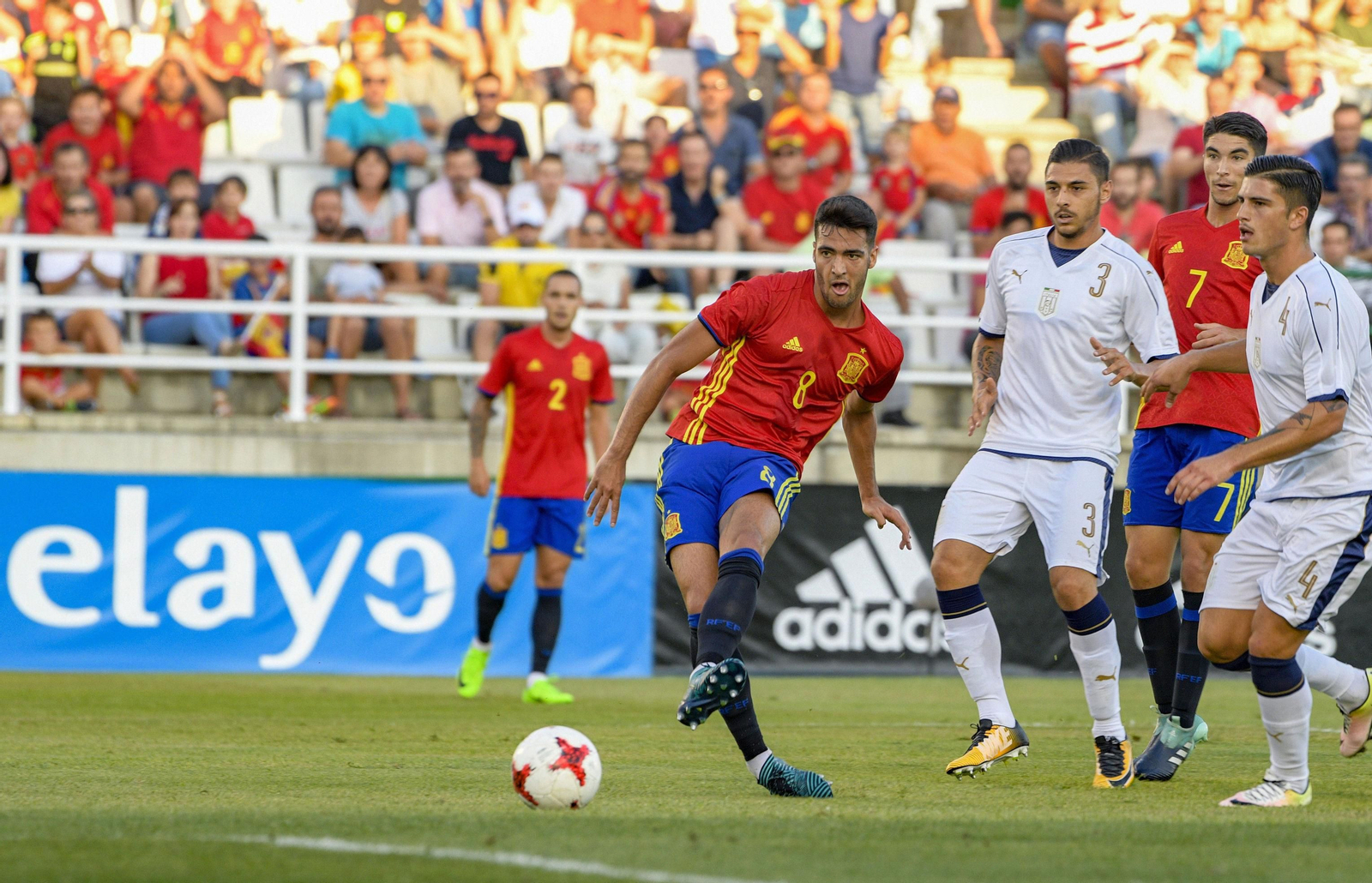 Mikel Merino lanza un penalti en un encuentro entre España e Italia sub 21.