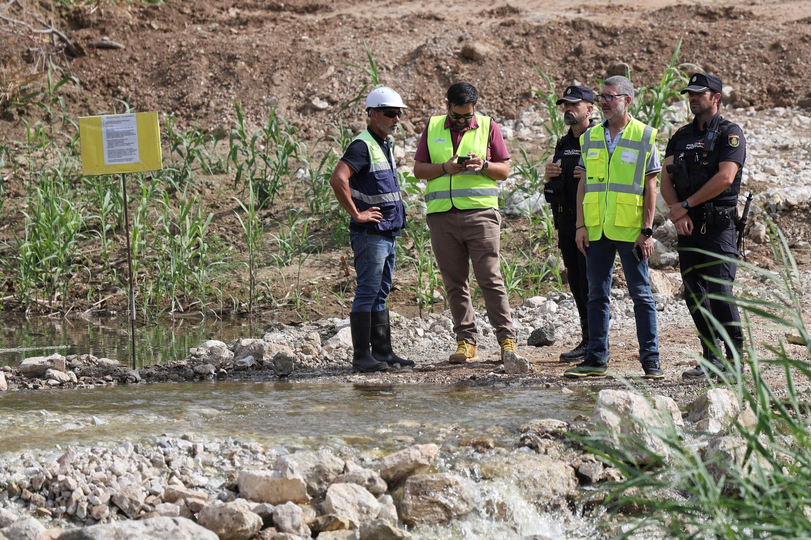 Vecinos protestan frente a las excavadoras en la Vega de Mestanza, en fotos