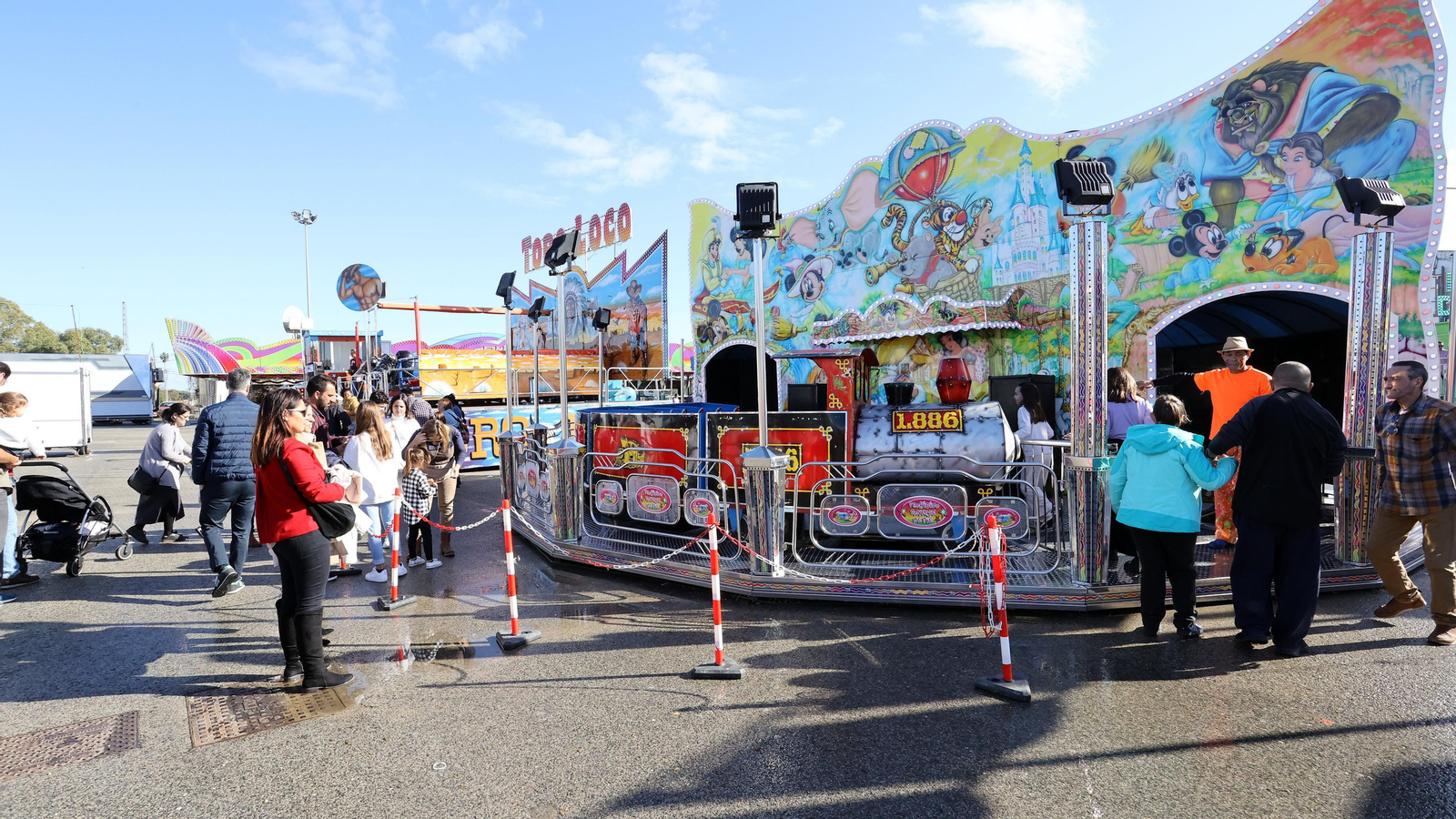 El parque de atracciones de Navidad junto a la Feria volvió a llenarse este sábado El parque de atracciones de Navidad junto a la Feria volvió a llenarse este sábado