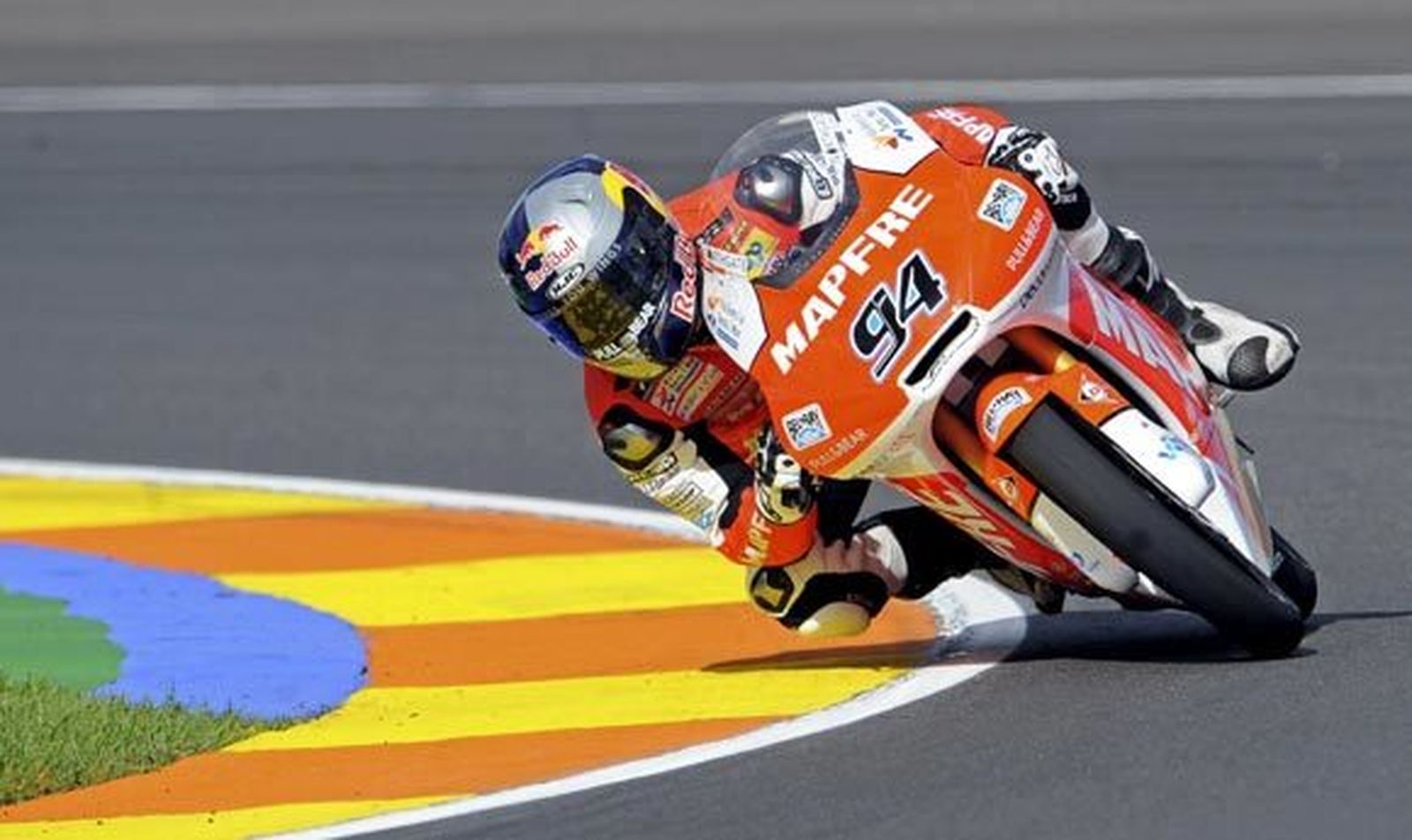 Kent sorprende a Cortese en la última curva en Moto 3