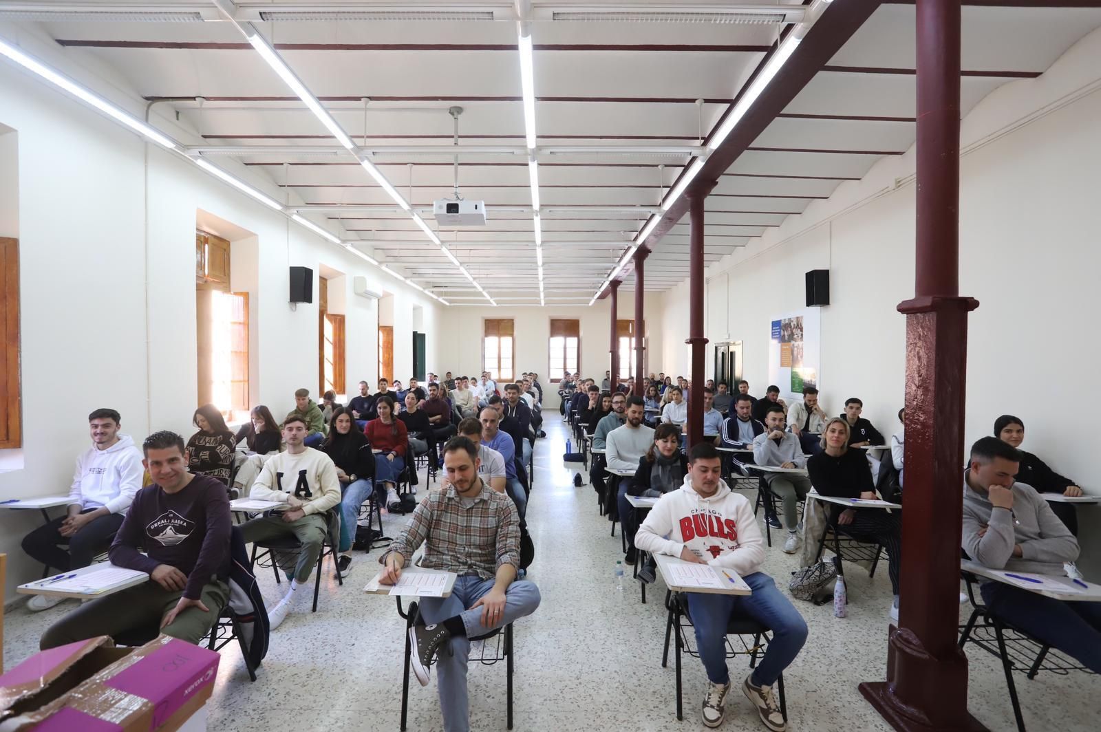 Algunos de los aspirantes a Policía Local en La Línea, antes del examen.