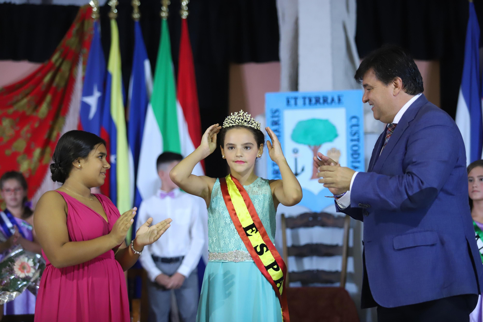 Imágenes de la coronación de la Reina de las fiestas del barrio de La Hispanidad