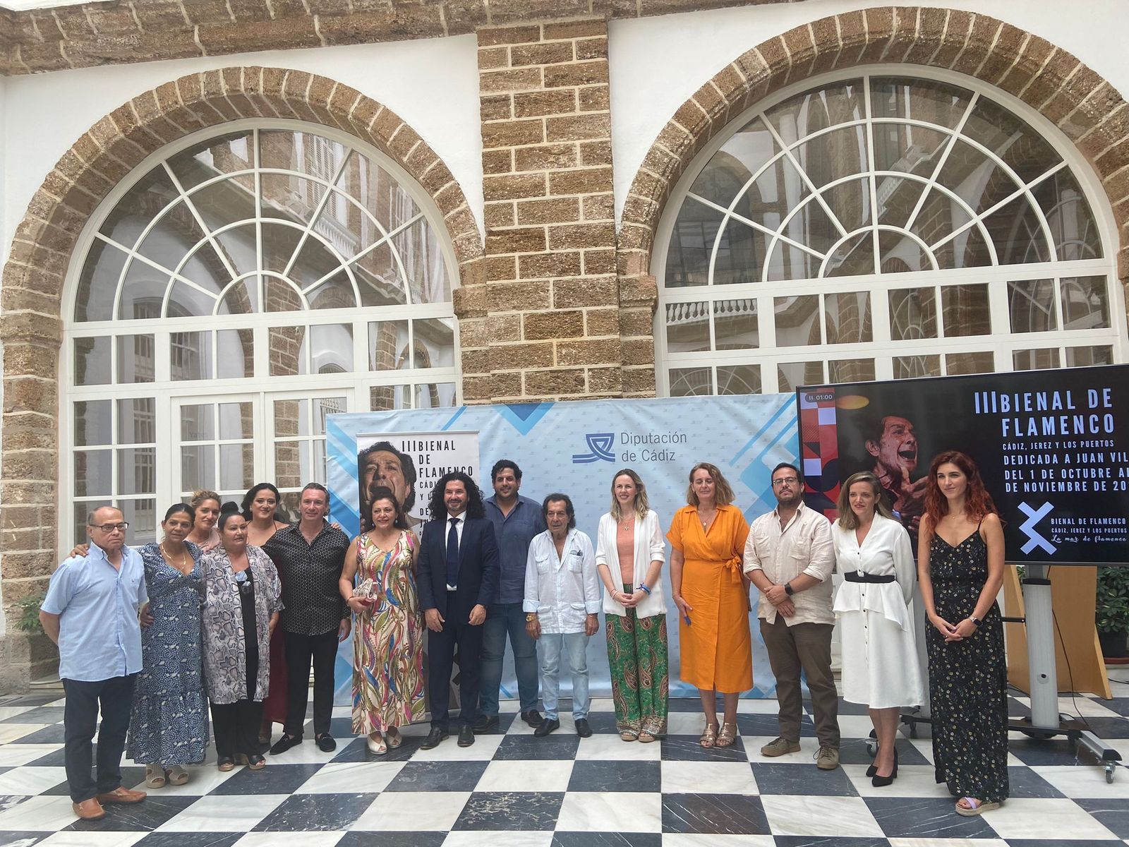 Foto de familia de la presentación de la III Bienal esta mañana en uno de los patios de la Diputación.
