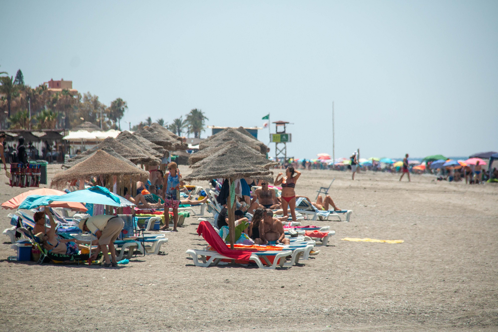 Las hamacas y tumbonas "regresan" a las playas de la Costa