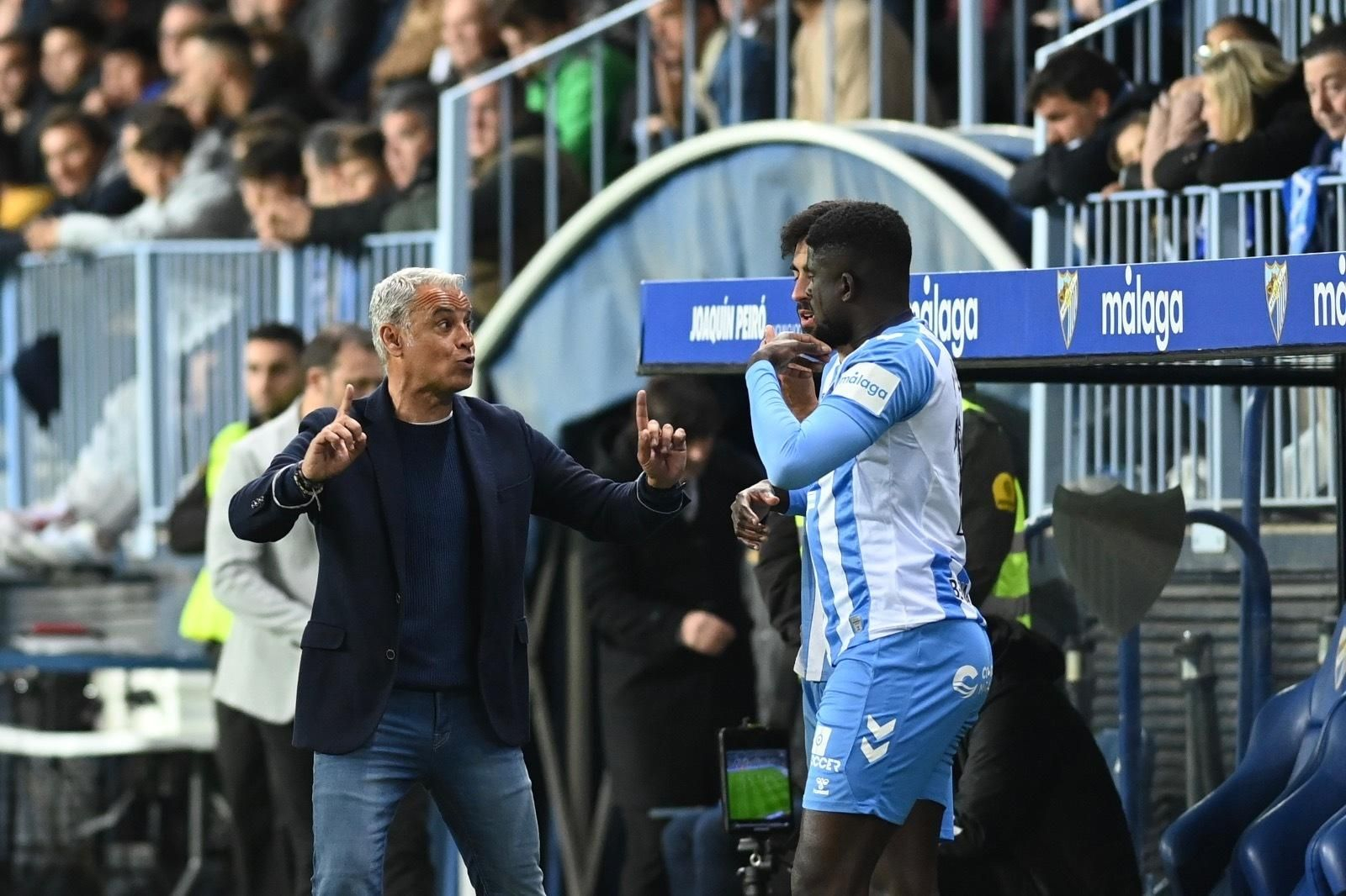 Alfred N'Diaye dialogando con Pellicer antes de entrar al césped. Alfred N'Diaye dialogando con Pellicer antes de entrar al césped.