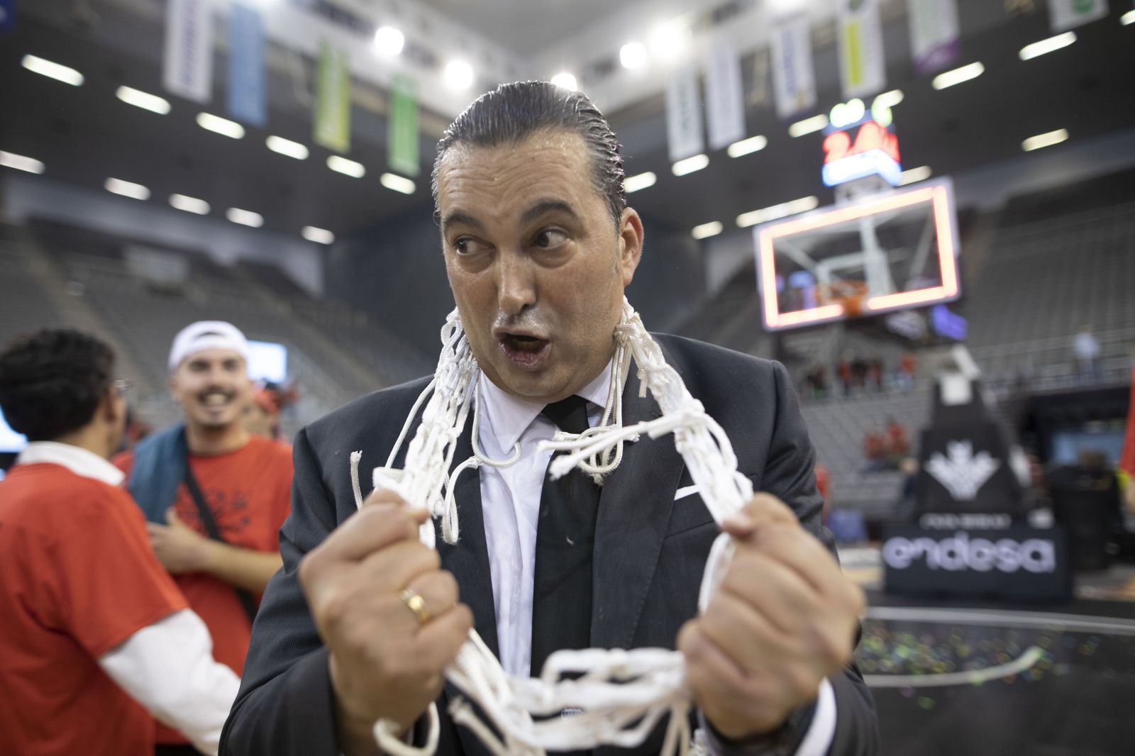 Óscar Fernández-Arenas se llevó de recuerdo las redes de la canasta tras la permanencia.