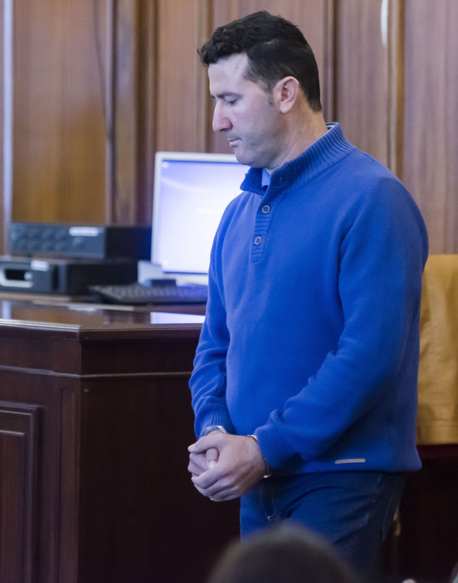 El acusado, Manuel Rodríguez Muñoz, esposado ayer en el juicio.