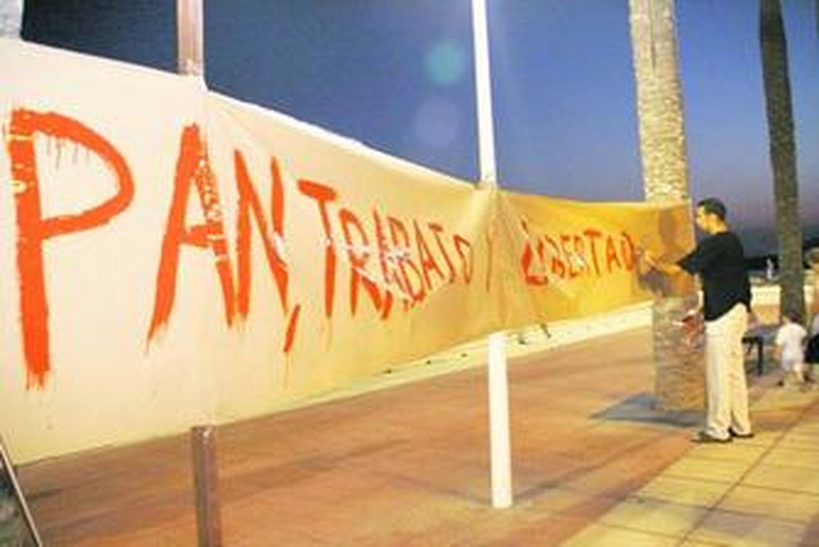En el acto se escribió con pintura roja la frase que quería plasmar Verdejo: 'Pan, Trabajo y Libertad'.