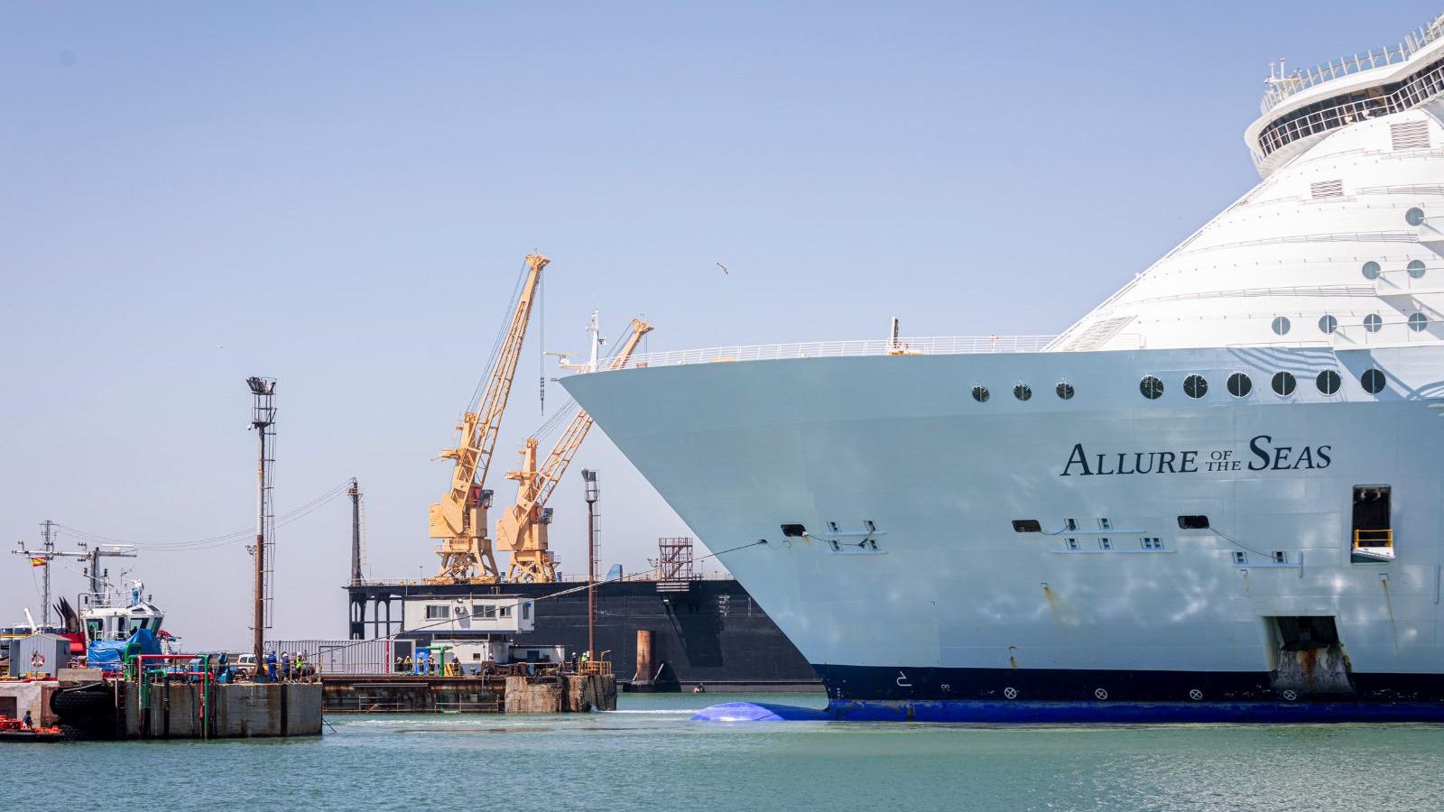 El crucero 'Allure of the Seas', antes de entrar en el dique seco de Navantia Cádiz.