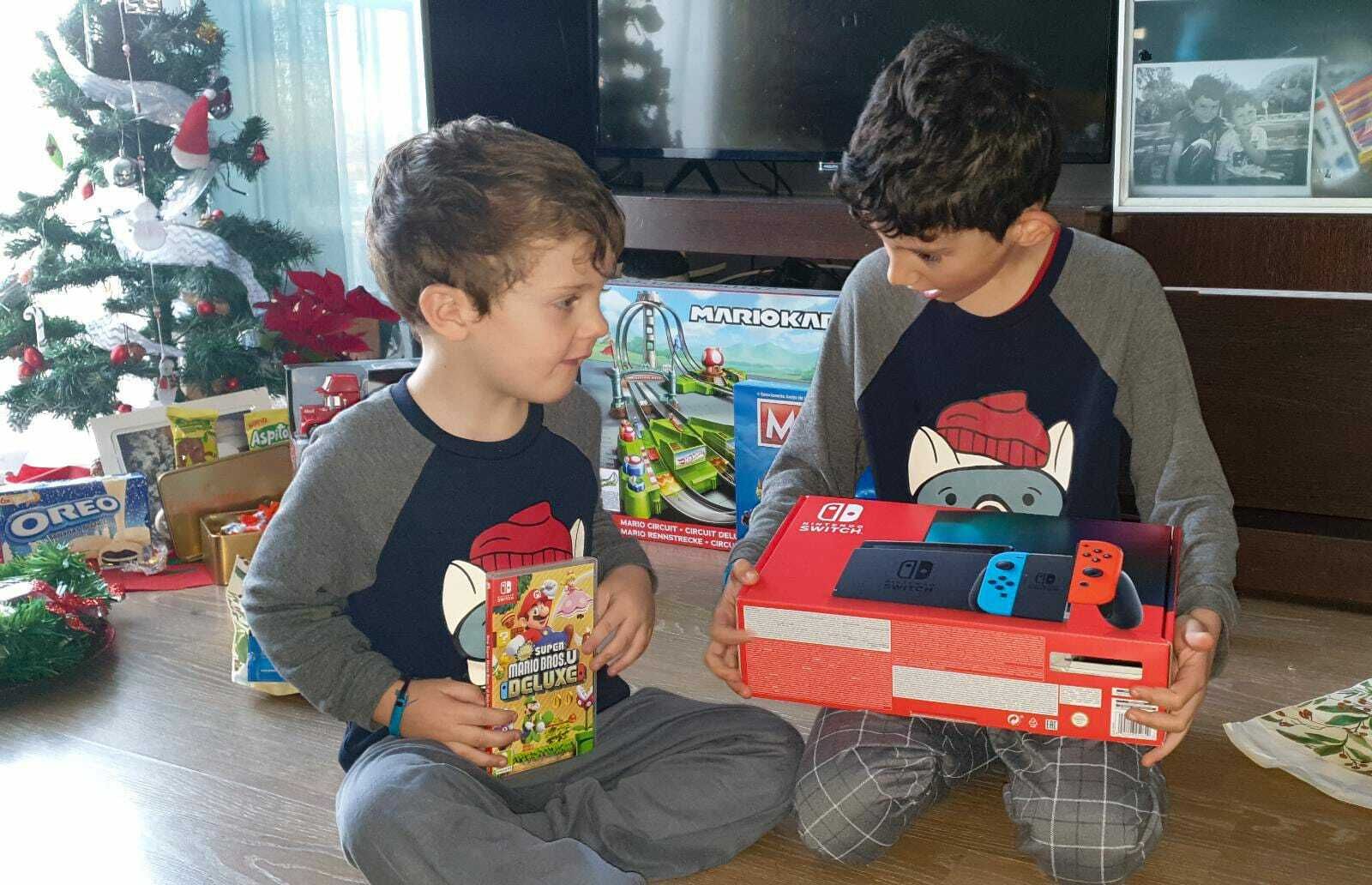 Imágenes de niños tras la llegada de los Reyes Magos a sus casas.