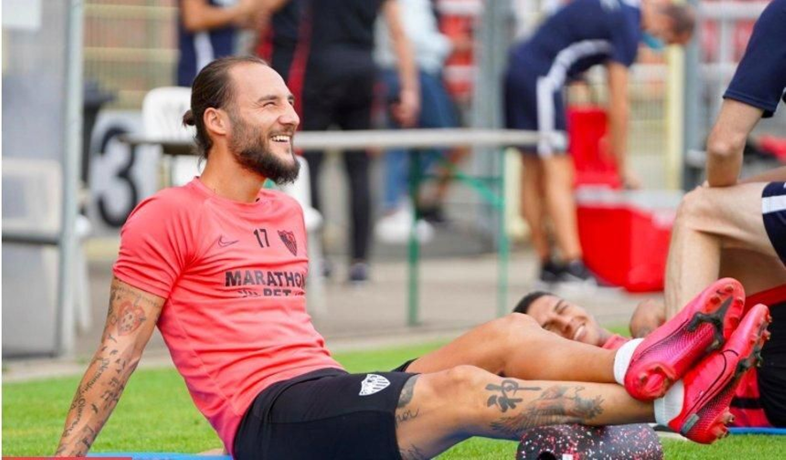Gudelj, risueño en el entrenamiento del Sevilla en Alemania.